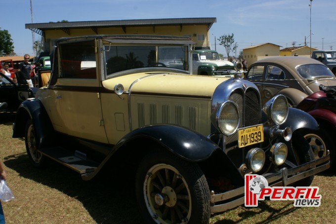 Encontro de carros antigos recebe milhares de pessoas