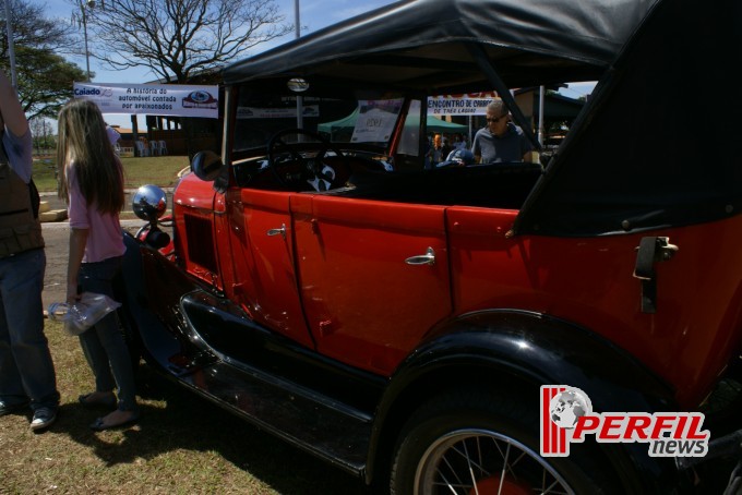 Encontro de carros antigos recebe milhares de pessoas