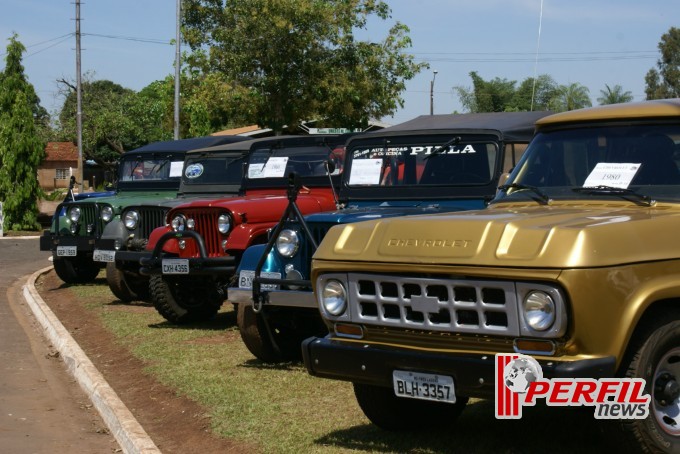 Encontro de carros antigos recebe milhares de pessoas
