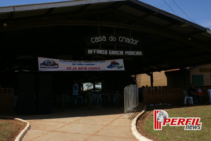 Encontro de carros antigos recebe milhares de pessoas