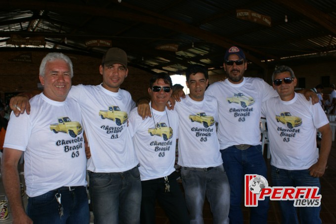 Encontro de carros antigos recebe milhares de pessoas