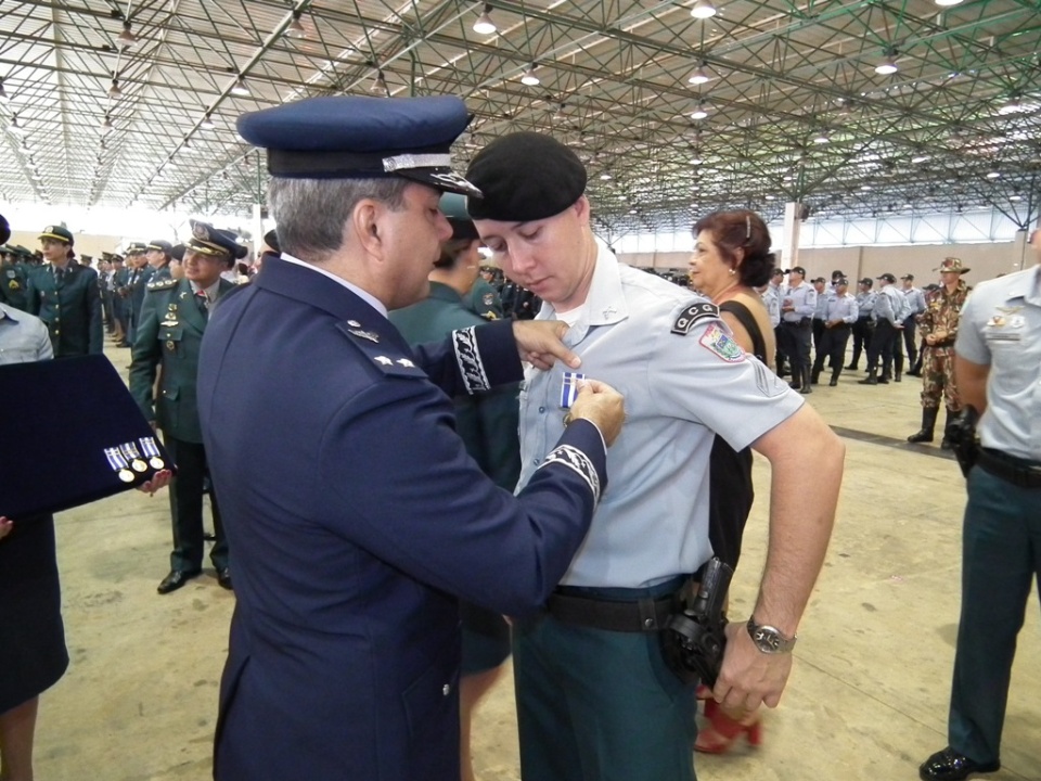 Policiais do 2°BPM recebem Medalha Tiradentes