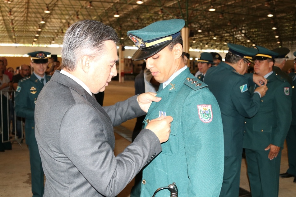 Policiais do 2°BPM recebem Medalha Tiradentes