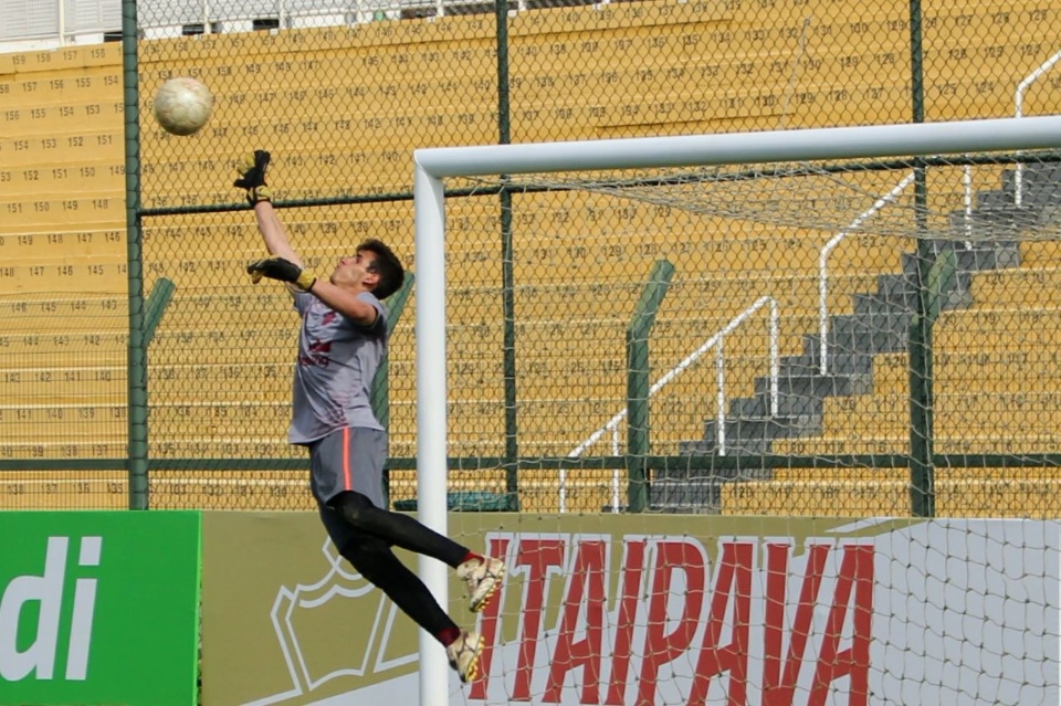 “Técnico e veloz”, goleiro de Três Lagoas assina com o Santos FC