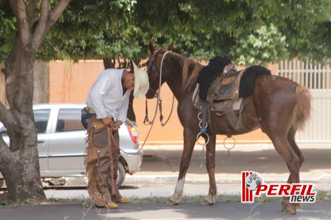 Cavalgada pára o trânsito no centro de Três Lagoas
