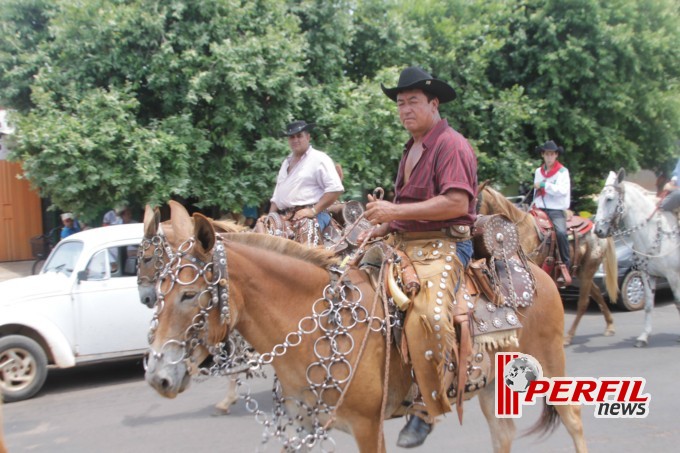 Cavalgada pára o trânsito no centro de Três Lagoas