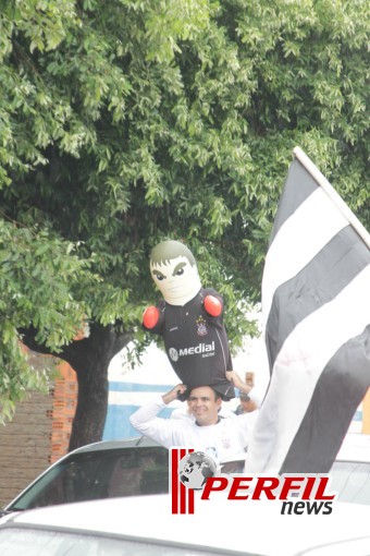 Festa corinthiana congestiona Avenida Filinto Muller