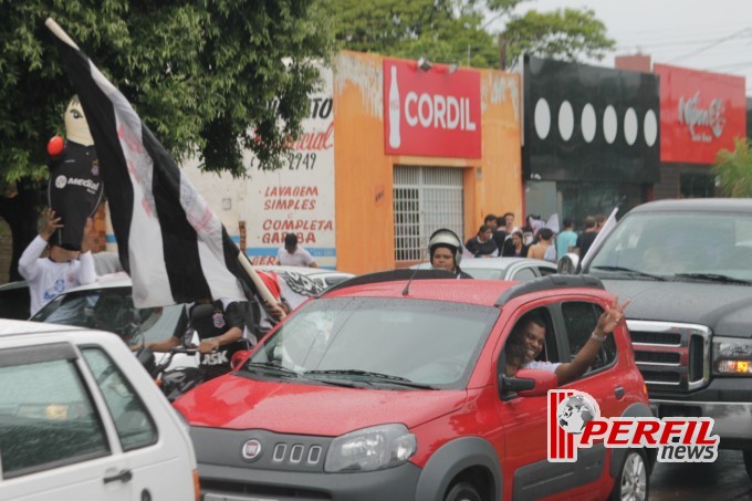 Festa corinthiana congestiona Avenida Filinto Muller