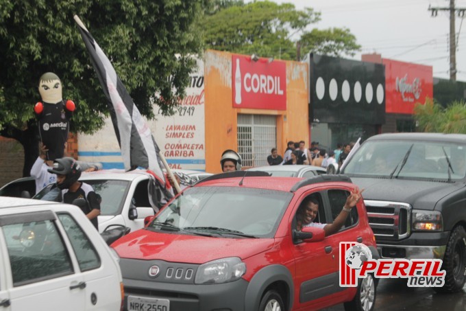 Festa corinthiana congestiona Avenida Filinto Muller
