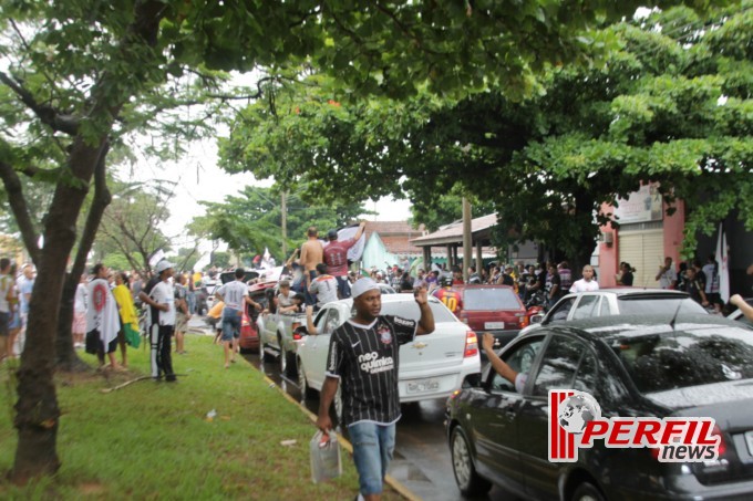 Festa corinthiana congestiona Avenida Filinto Muller
