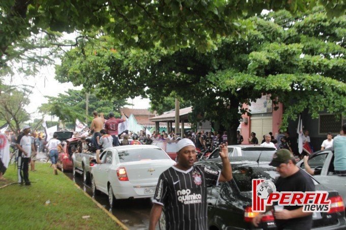 Festa corinthiana congestiona Avenida Filinto Muller