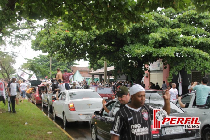 Festa corinthiana congestiona Avenida Filinto Muller