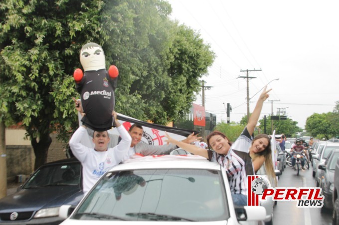 Festa corinthiana congestiona Avenida Filinto Muller