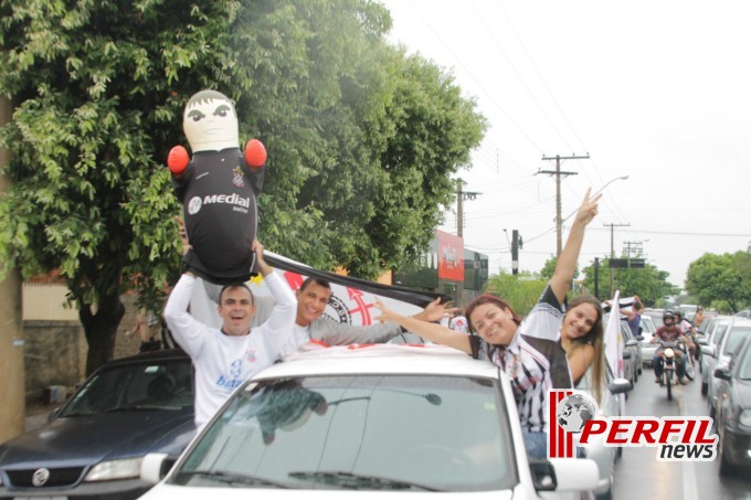 Festa corinthiana congestiona Avenida Filinto Muller