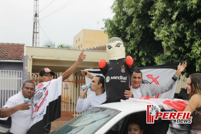 Festa corinthiana congestiona Avenida Filinto Muller