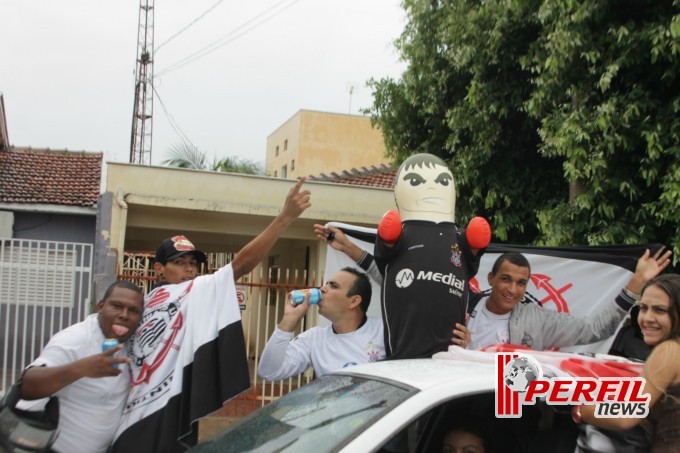 Festa corinthiana congestiona Avenida Filinto Muller