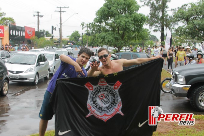 Festa corinthiana congestiona Avenida Filinto Muller