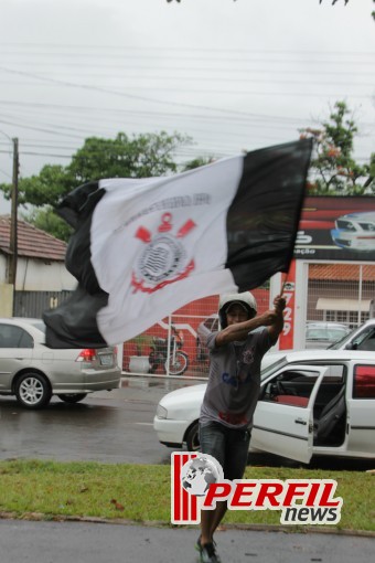Festa corinthiana congestiona Avenida Filinto Muller