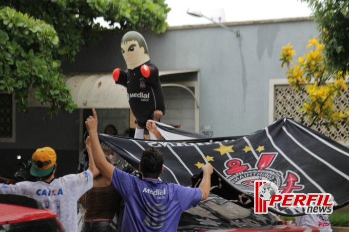 Festa corinthiana congestiona Avenida Filinto Muller