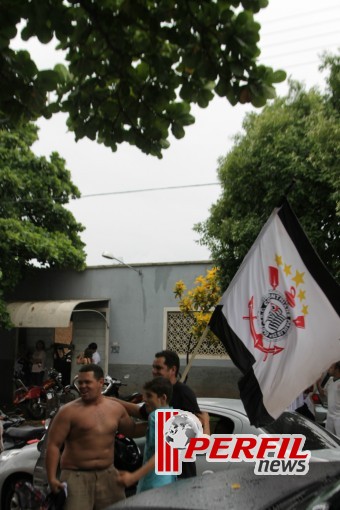 Festa corinthiana congestiona Avenida Filinto Muller