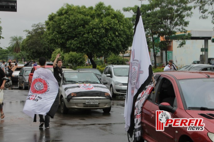 Festa corinthiana congestiona Avenida Filinto Muller