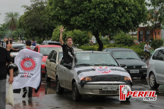 Festa corinthiana congestiona Avenida Filinto Muller