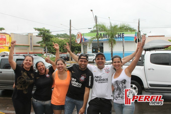 Festa corinthiana congestiona Avenida Filinto Muller