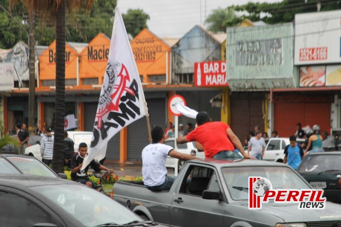 Festa corinthiana congestiona Avenida Filinto Muller