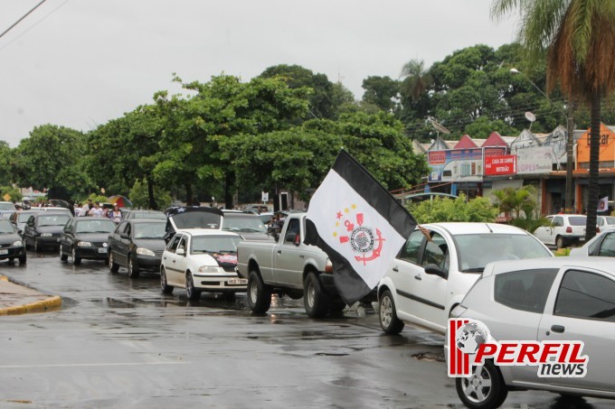 Festa corinthiana congestiona Avenida Filinto Muller