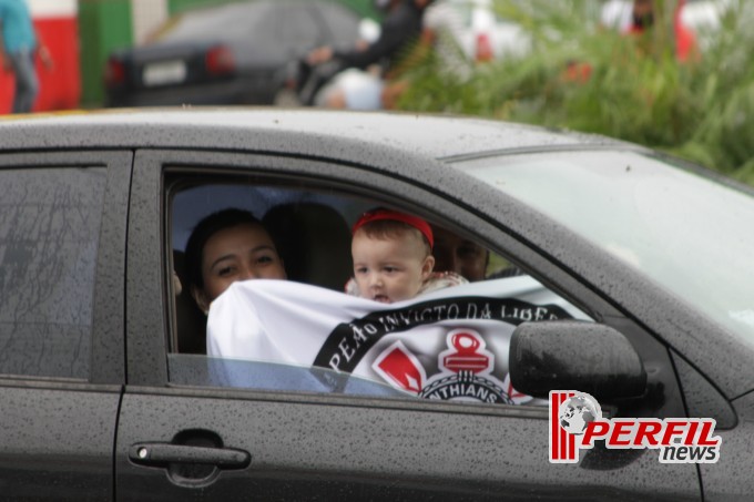 Festa corinthiana congestiona Avenida Filinto Muller