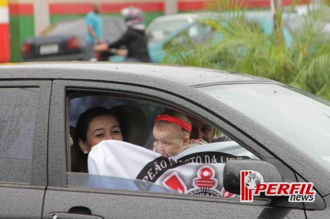 Festa corinthiana congestiona Avenida Filinto Muller