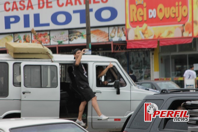 Festa corinthiana congestiona Avenida Filinto Muller