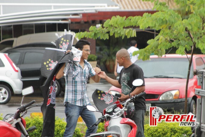 Festa corinthiana congestiona Avenida Filinto Muller