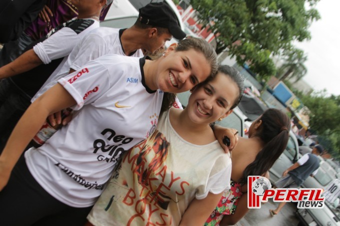 Festa corinthiana congestiona Avenida Filinto Muller