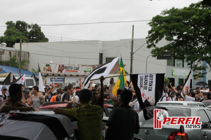 Festa corinthiana congestiona Avenida Filinto Muller