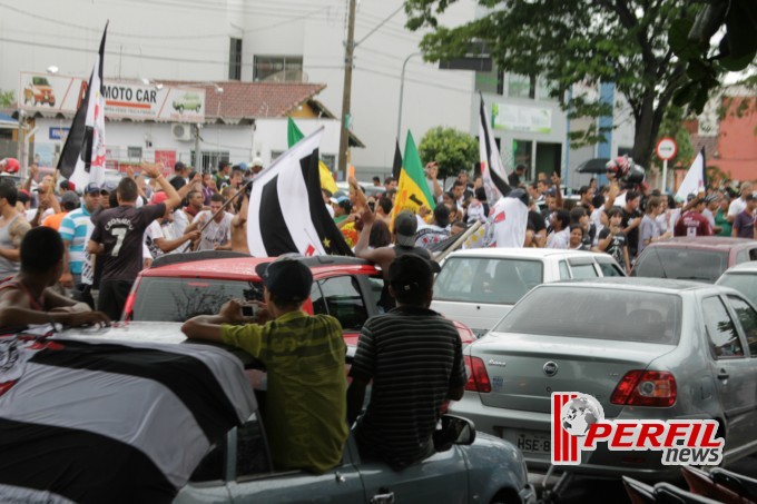 Festa corinthiana congestiona Avenida Filinto Muller