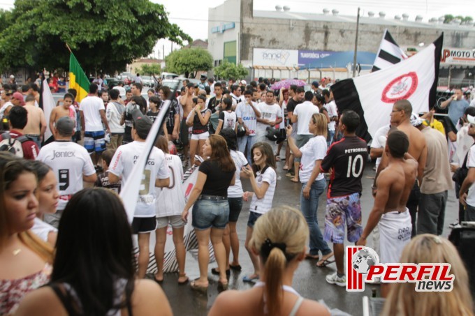 Festa corinthiana congestiona Avenida Filinto Muller