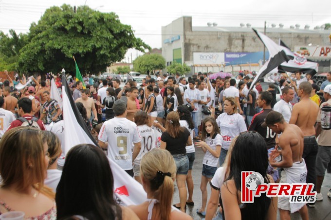 Festa corinthiana congestiona Avenida Filinto Muller