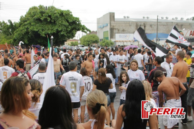 Festa corinthiana congestiona Avenida Filinto Muller