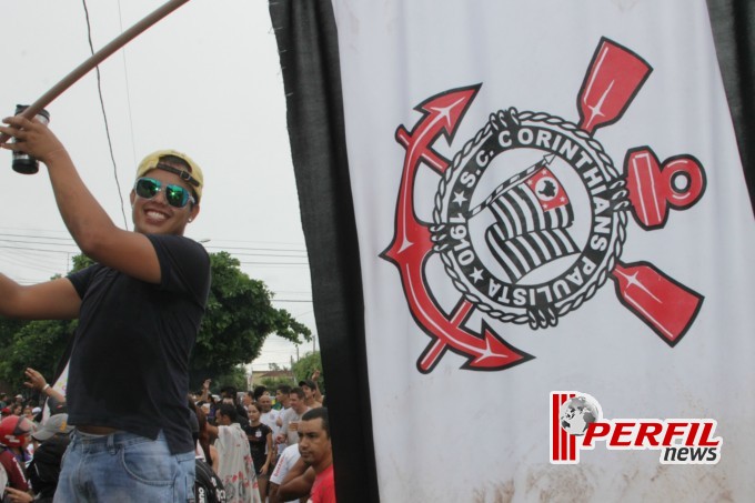 Festa corinthiana congestiona Avenida Filinto Muller
