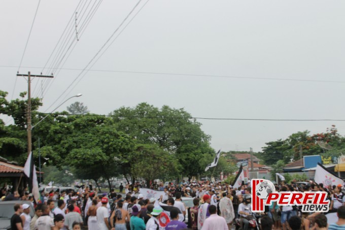 Festa corinthiana congestiona Avenida Filinto Muller