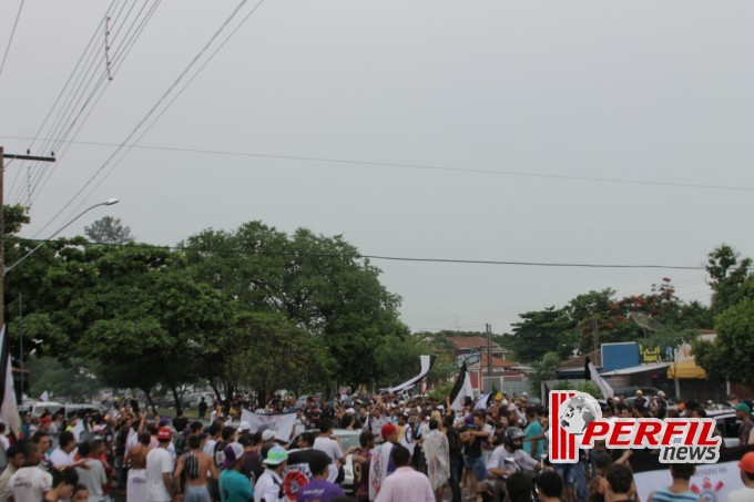 Festa corinthiana congestiona Avenida Filinto Muller