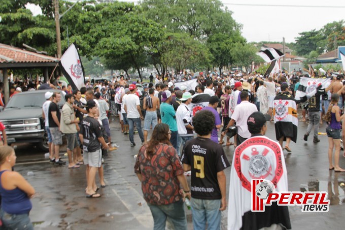 Festa corinthiana congestiona Avenida Filinto Muller