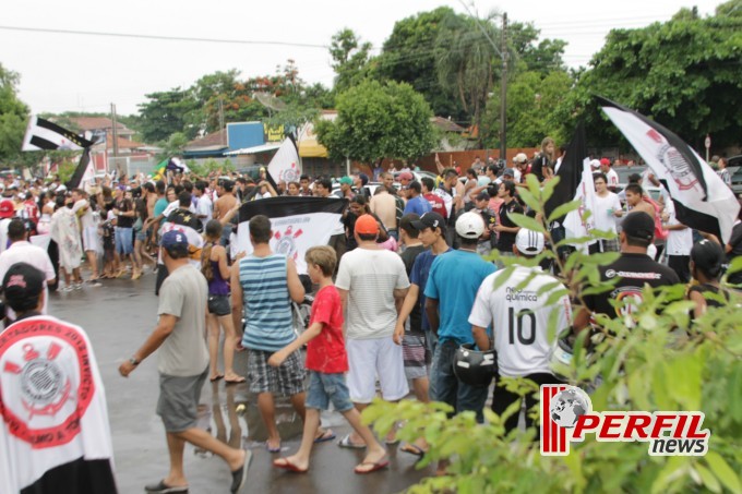 Festa corinthiana congestiona Avenida Filinto Muller