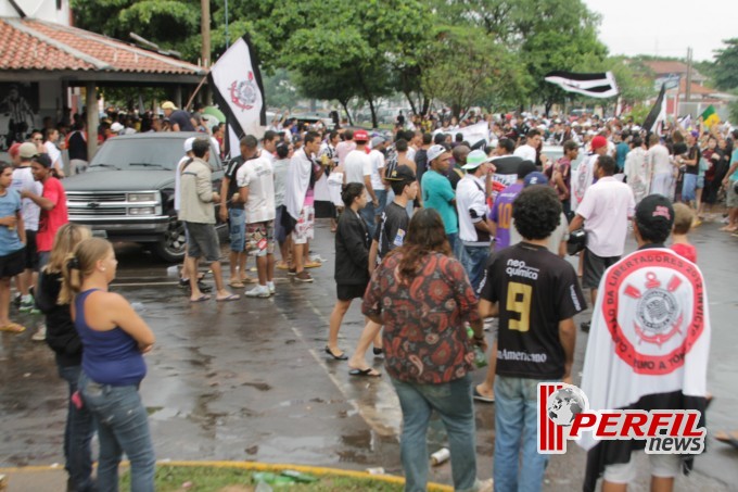 Festa corinthiana congestiona Avenida Filinto Muller