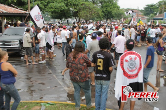 Festa corinthiana congestiona Avenida Filinto Muller