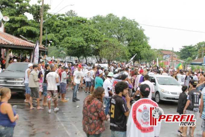 Festa corinthiana congestiona Avenida Filinto Muller