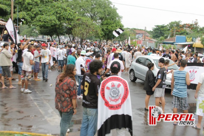 Festa corinthiana congestiona Avenida Filinto Muller