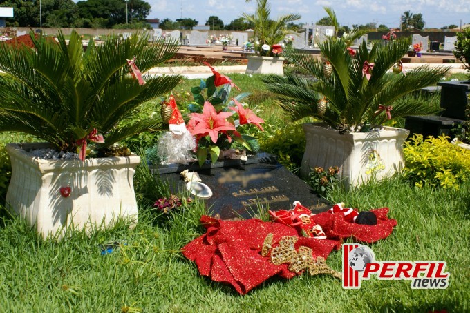 Túmulos do Cemitério Municipal também tem decoração natalina