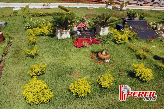 Túmulos do Cemitério Municipal também tem decoração natalina